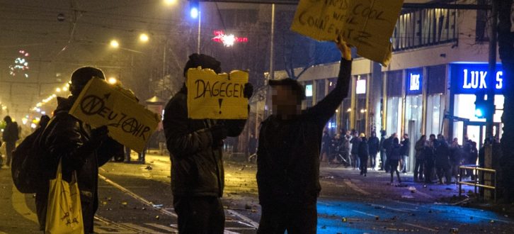 "Dagegen Demo". Im Jahr 2015/16 waren genau drei Menschen mit Schildern gegen das Versammlungsverbot unterwegs. Foto: Tim Wagner
