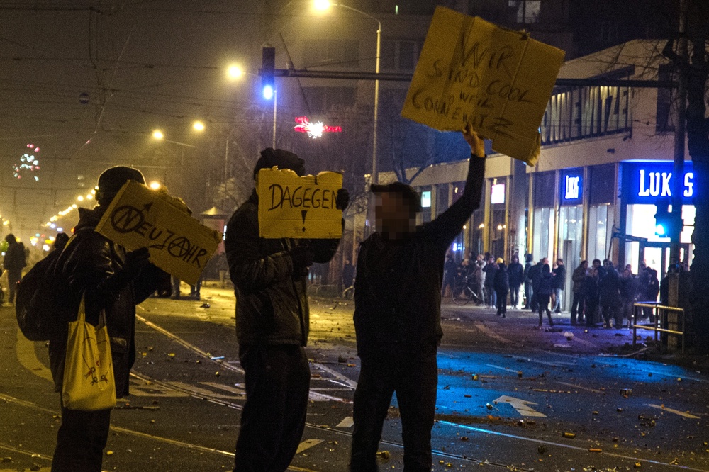 "Dagegen Demo". Im Jahr 2015/16 waren genau drei Menschen mit Schildern gegen das Versammlungsverbot unterwegs. Foto: Tim Wagner