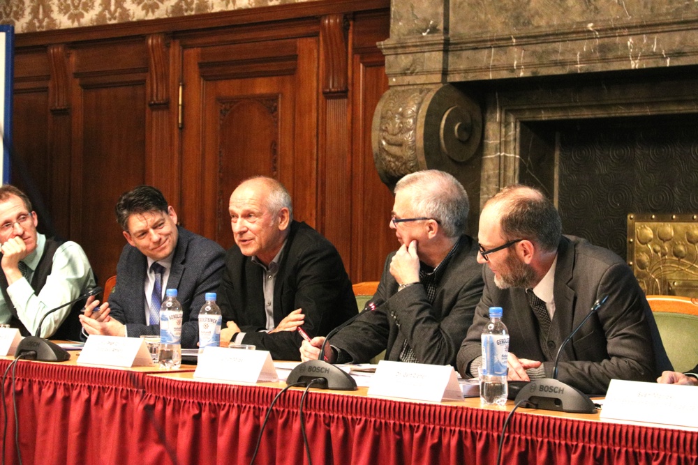 Debatte bei den Freibeutern: Carsten Schulze-Griesbach (Fahrgastverband Pro Bahn e.V.), Peter Alexander Bloi (Obermeyer Planen + Beraten GmbH), Prof. Gerd-Axel Ahrens (TU Dresden), Ulrich Milde (LVZ), Gert Ziener (IHK Leipzig) und Sven Morlok (FDP, Freibeuter, außerhalb des Bildes - siehe Video). Foto: L-IZ.deDebatte bei den Freibeutern: Carsten Schulze-Griesbach (Fahrgastverabdn Pro Bahn e.V.), Peter Alexander Bloi (Obermeyer Planen + Beraten GmbH), Prof. Gerd-Axel Ahrens (TU Dresden), Ulrich Milde (LVZ), Gert Ziener (IHK Leipzig) und Sven Morlok (FDP, Freibeuter, außerhalb des Bildes - siehe Video). Foto: L-IZ.de