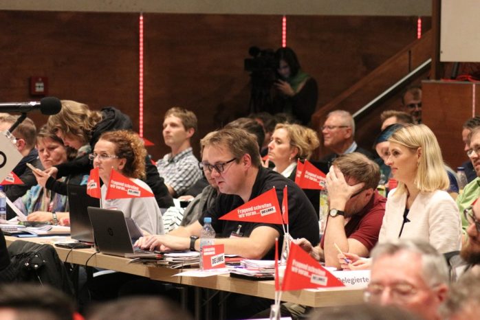 Ein Teil der Leipziger Linken-Delegierten in Chemnitz ua. mit Sören Pellmann (m.) und Franziksa Riekewald (r.). Foto: L-IZ.de