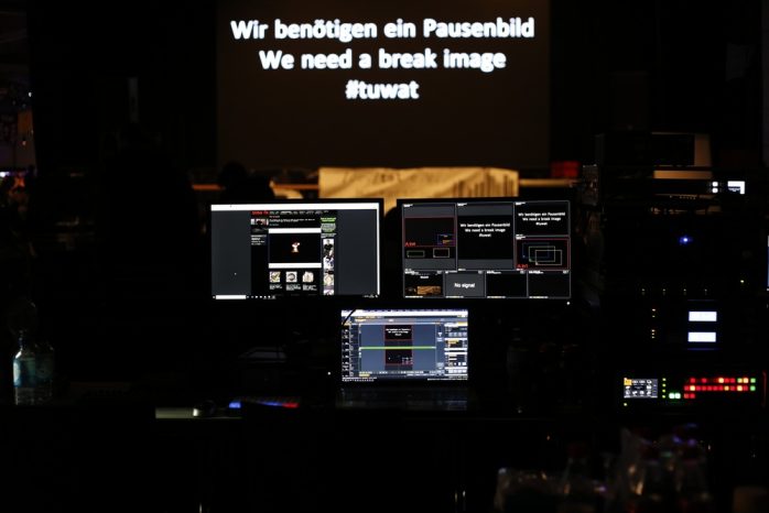 Eine gesamte Produktionskette bringt die Vorträge ins Netz. Foto: Alexander Böhm