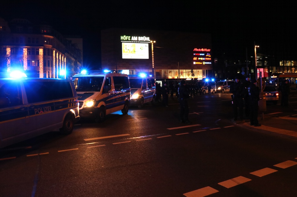 Einmal der ganze Ring dicht. Die Polizei hatte Innenministerrouten und die Demo gleichermaßen abzusichern. Foto: L-IZ.de