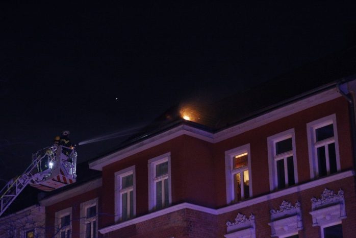 Ein Dachstuhl ist in Brand geraten. Die Feuerwehr ist schnell zur Stelle. Foto: L-IZ