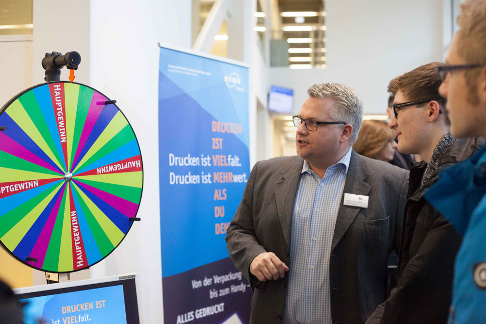 Prof. Lutz Engisch (Fakultät Medien) dreht das Glücksrad zum Thema Drucktechnik. Foto: Kristina Denhof/HTWK Leipzig