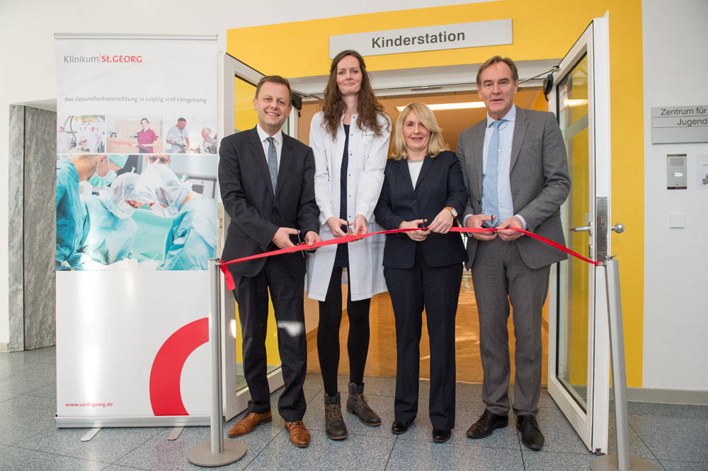 (v.r.n.l.): OBM Burkhard Jung, Dr. Iris Minde (Geschäftsführerin des Klinikums St. Georg), Stationsärztin Annett Geißler, Torsten Bonew (Bürgermeister und Aufsichtsratsvorsitzender des Klinikums St. Georg). Foto: Christian Modla