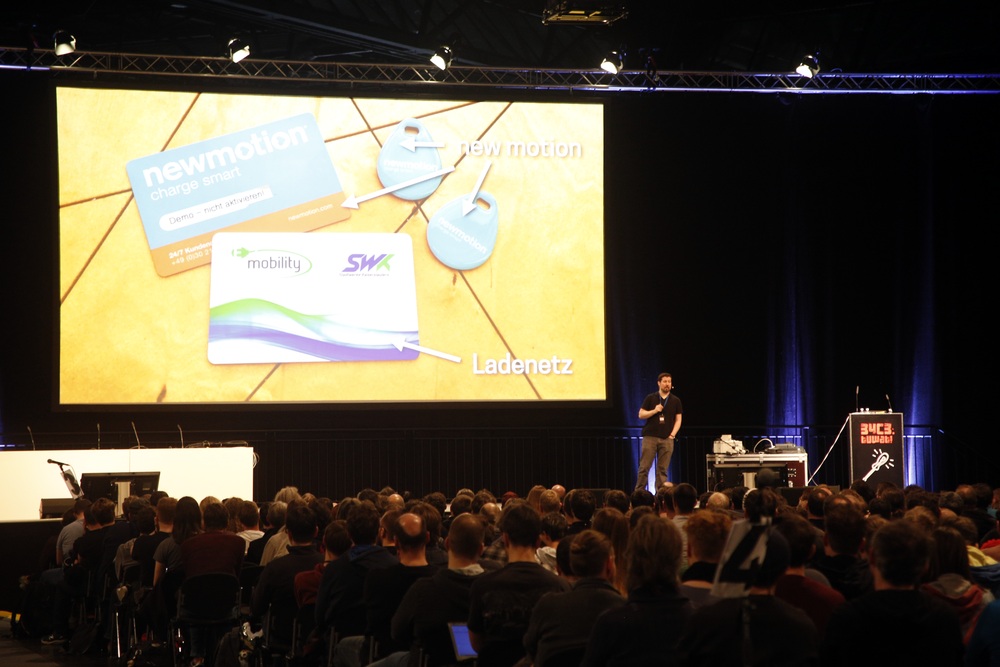 Mathias Dalheimer zeigt die Sicherheitslücken bei Ladestationen. Foto: Alexander Böhm