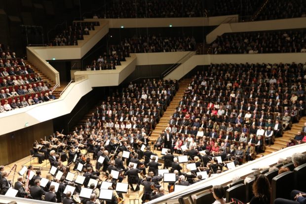 Bis auf den letzten Platz ausverkauft am Freitag. Foto: Michael Freitag