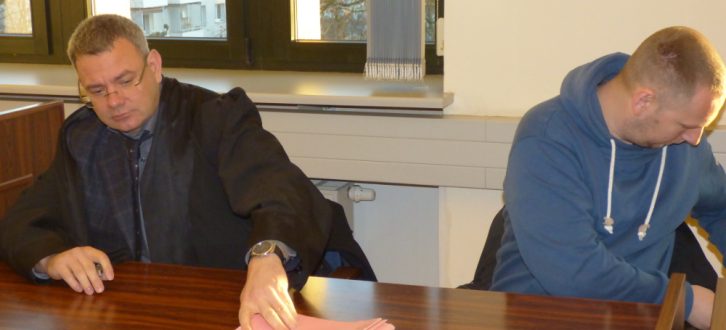 Enrico Böhm (r.) vor Prozessbeginn neben Rechtsanwalt Arndt Hohnstädter. Foto: Lucas Böhme