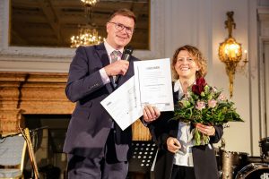 Prof. Nada Rayes erhält den FamSurg-Preis 2017 in Hamburg aus den Händen von Prof. Markus Kleemann (UKSH, Campus Lübeck). Foto: NDCH e.V.