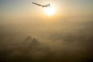 Solar Impulse beim Überflug der ägyptischen Pyramiden 2016. Foto: Solar Impulse | Revillard | Rezo.ch