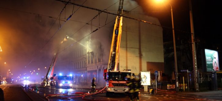 Es brennt (ca. 18:15 Uhr) am Samstag, 30.12.2017 an der Georg-Schumann-Straße / Sassstraße. Foto: Ralf Julke