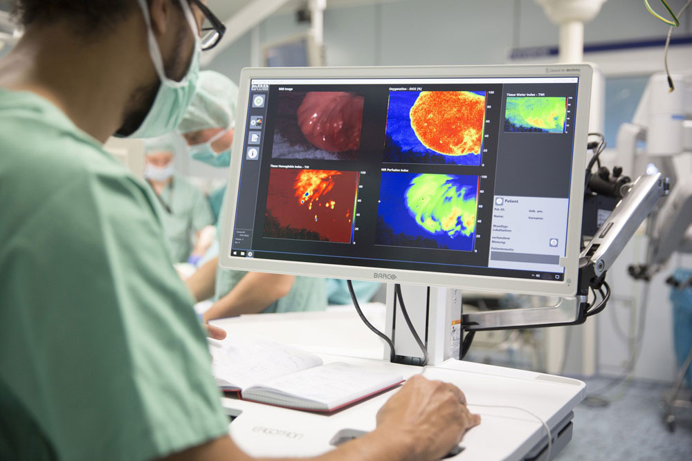 Durch den Einsatz einer speziellen Bildübertragung während der Operation können die Viszeralchirurgen am UKL noch präziser operieren, im Bild Assistenzarzt Jonathan Philip Takoh. Foto: Stefan Straube/UKL