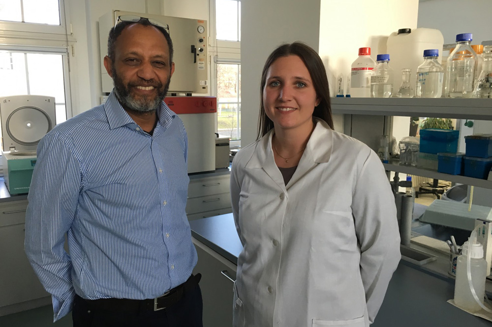 Professor Dr. Getu Abraham und Promovendin Caroline Schoeller. Foto: Privat