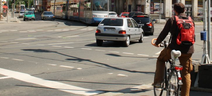 Wartender Radfahrer an der Dresdner Straße. Foto: Ralf Julke
