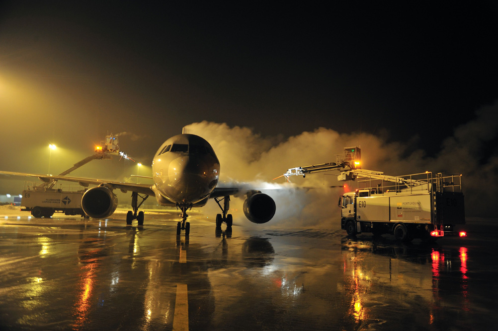 Enteisung am Flughafen Leipzig / Halle. Foto: Uwe Schoßig, Flughafen Leipzig / Halle
