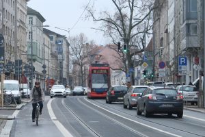 Karl-Liebknecht-Straße mit Radfahrern, Pkw und Straßenbahn. Foto: Ralf Julke