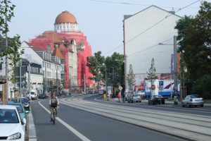 Radfahrer auf der umgebauten Karl-Liebknecht-Straße. Foto: Ralf Julke