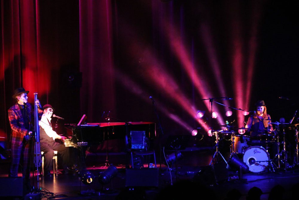 Danach feiert ein volles Haus Silvester. Fotos: L-IZ.de