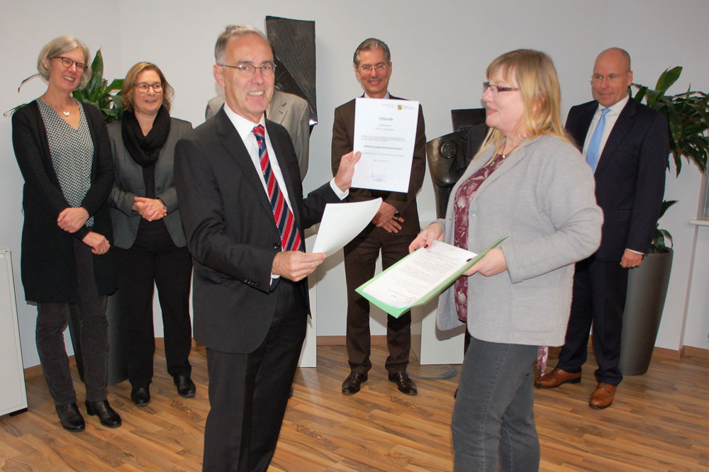 Sabine Brosowski von der Landesdirektion Sachsen überreicht dem neuen Vorstand die Stiftungsurkunde. Foto: Leipzig International School