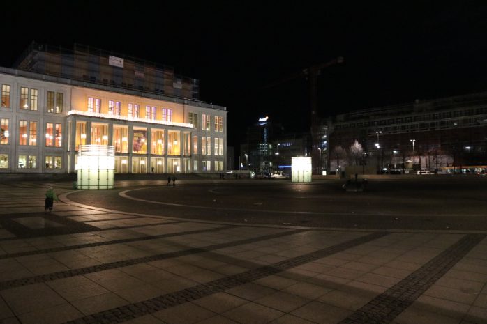 Noch herrscht gegen 19:30 Uhr gähnende Leere auf dem Augustusplatz ….