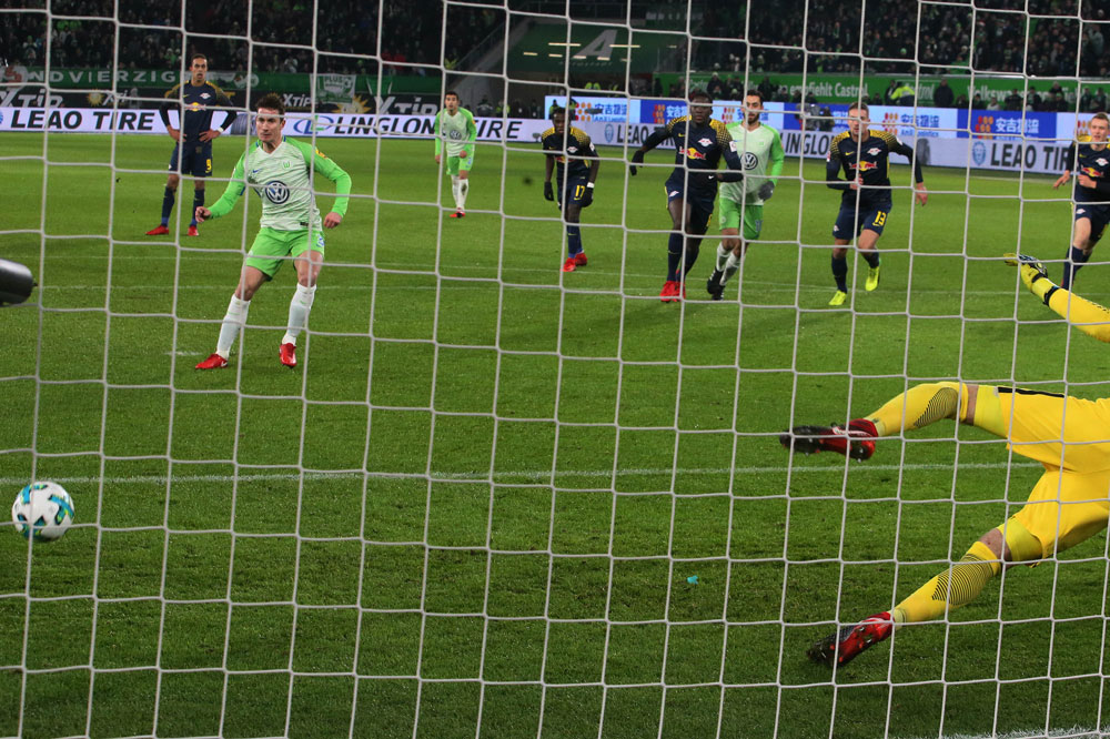 Weil Konate Gomez auf den Fuß trat, kam Verhaegh zum Strafstoß. Foto: GEPA pictures/Sven Sonntag