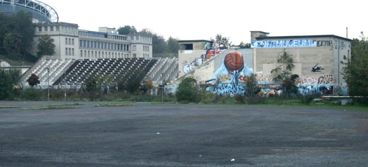 Die Nordtribüne des ehemaligen Schwimmstadions. Foto: Ralf Julke