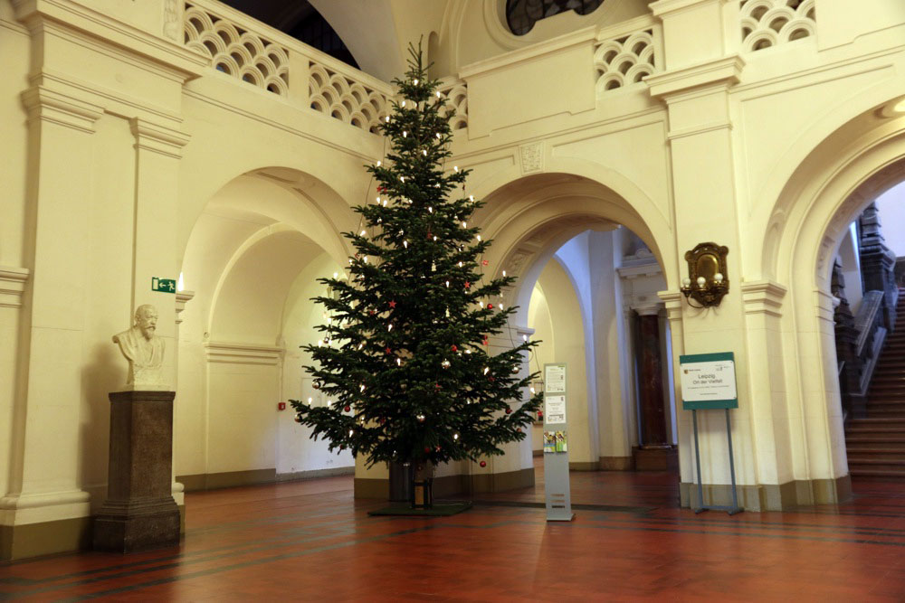 Weihnachtsbaum im Neuen Rathaus. Foto: L-IZ.de
