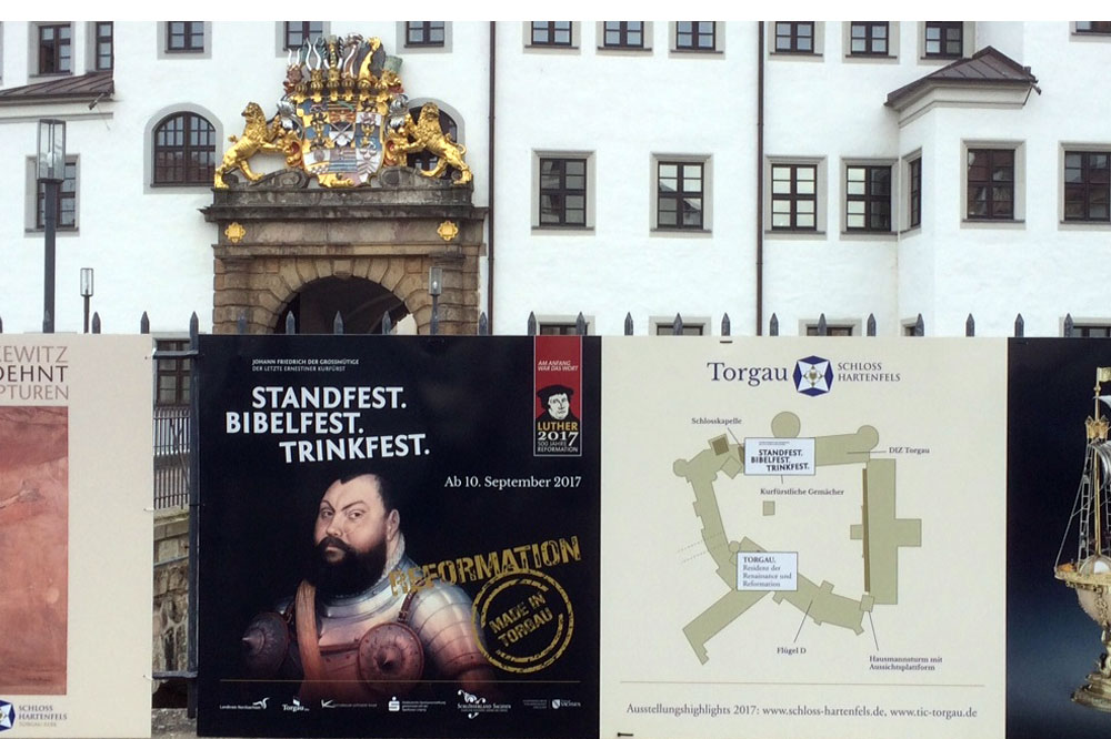 Aller guten Dinge sind drei: An der Schlossbrücke weisen Tafeln auf die Ausstellungen hin. Foto: Landratsamt