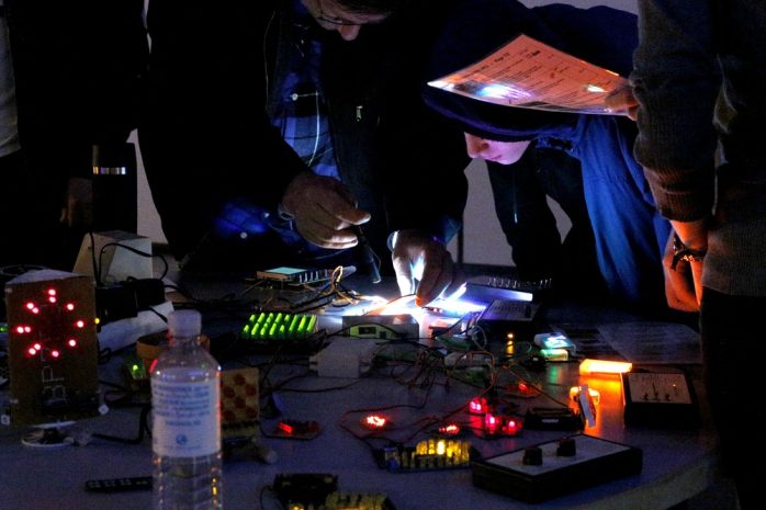 Überall blinken LEDs und es wird gelötet. Foto: Alexander Böhm