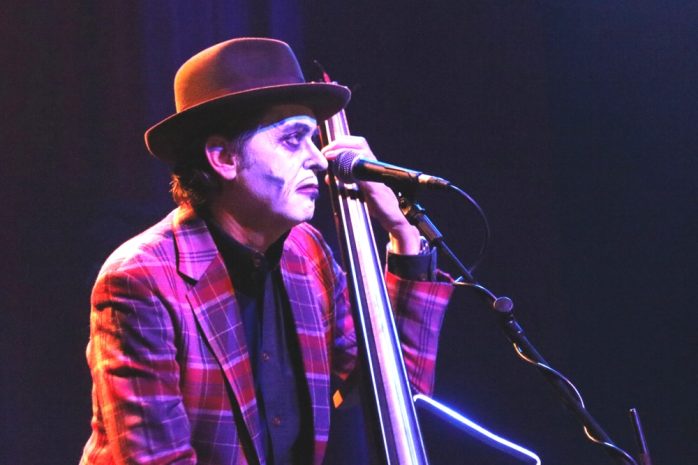 Adrian Stout von den Tiger Lillies ua. am Bass und an der singenden Säge. Foto: L-IZ.de