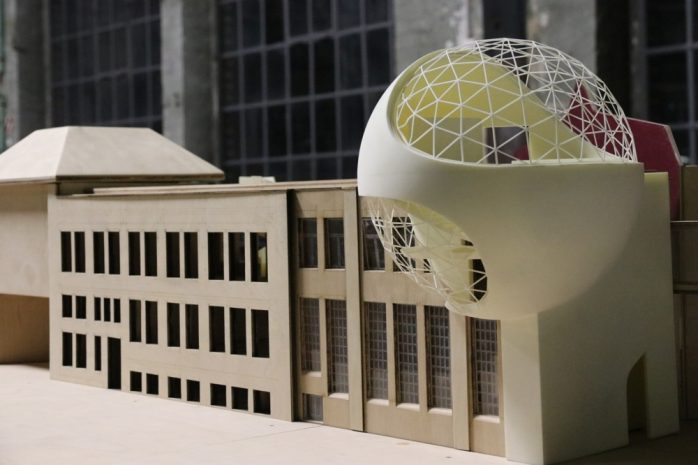 Wie es mal aussehen soll: Das Modell der "Niemeyer Sphere" in den Kirow-Werken. Foto: Michael Freitag