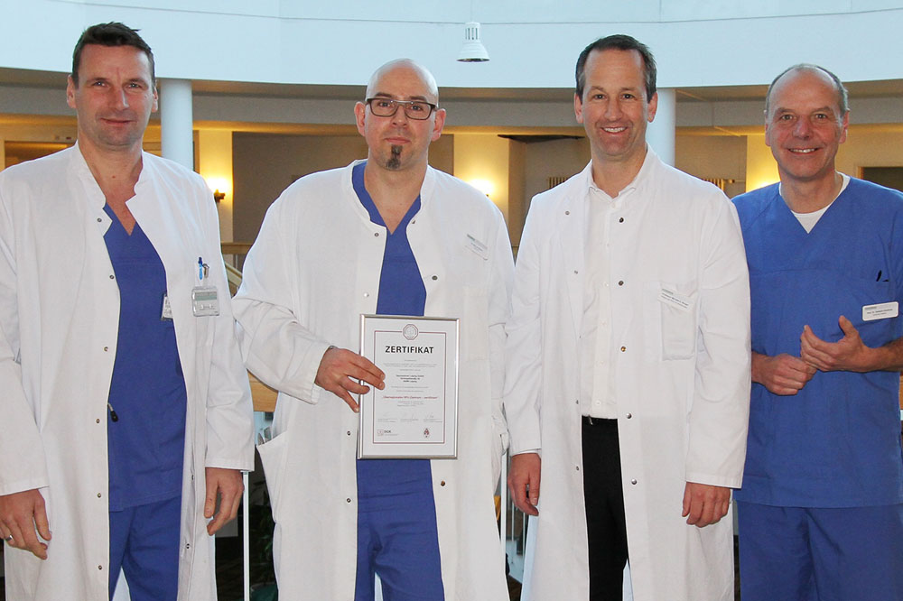 Freuen sich über die Auszeichnung „Überregionales Zentrum zur Behandlung von Herzinsuffizienz“: Prof. Holger Thiele, Direktor der Universitätsklinik für Kardiologie – Helios Stiftungsprofessur, Oberarzt der Klinik für Kardiologie, Dr. Marcus Sandri, Prof. Michael Borger, Direktor der Universitätsklinik für Herzchirurgie und Prof. Gerhard Hindricks, Ärztlicher Direktor des Herzzentrums Leipzig. (v.l.n.r.). Foto: Herzzentrum Leipzig