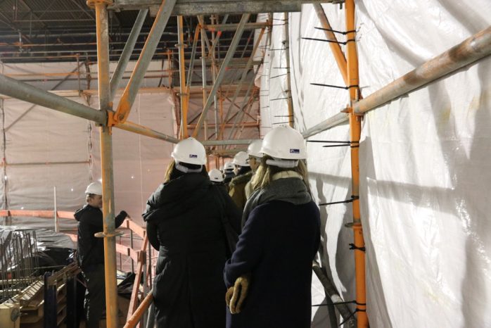 Hoch oben auf der Baustelle. Ein Niemeyer-Bau entsteht. Foto: Michael Freitag
