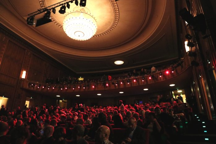 Im ausverkauften Saal des Schauspiels kurz vor dem Auftritt der Tiger Lillies. Foto: L-IZ.de