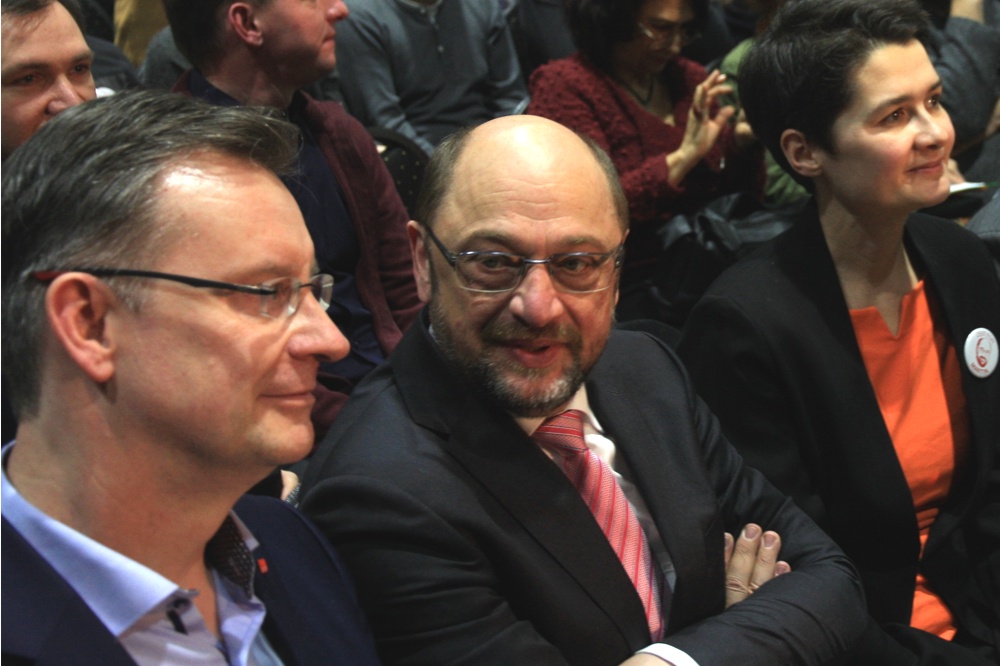 Gemeinsame Kampfzeiten und nun konträrer Kurs: Martin Schulz und Daniela Kolbe zum Wahlauftakt der Bundestagswahl 2017 in Leipzig. Links der Leipziger SPD-Kandidat Jens Katzek. Foto: L-IZ.de