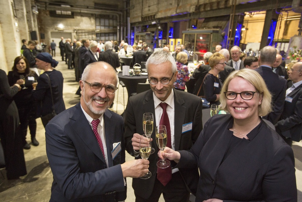Start in ein herausforderndes Jahr: Prof. Wolfgang E. Fleig, Medizinischer Vorstand des Universitätsklinikums Leipzig, Prof. Michael Stumvoll, Dekan der Medizinischen Fakultät, und Marya Verdel, Kaufmännischer Vorstand am UKL (v.l.n.r.), begrüßen mit 300 Gästen das neue Jahr im Kunstkraftwerk Leipzig. Foto: Stefan Straube / UKL