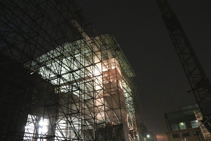 Noch verdeckt das Baugerüst den realen Blick auf die neue öffentliche Kantine in Leipzig Plagwitz. Foto: Michael Freitag