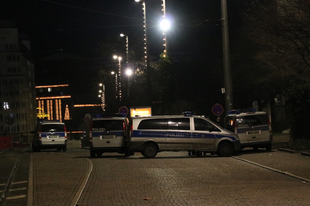 Zur Absicherung der Silvesterfeiern in leipzig mit rund 1.000 Beamten unterwegs: Die Polizei (am Augustusplatz). Foto: L-IZ.de