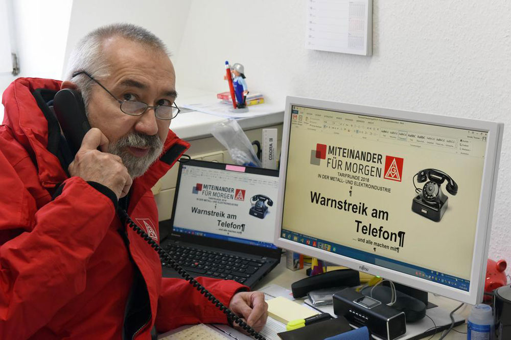 IG Metall Warnstreik am Telefon. Gewerkschaftssekretär Thomas Arnold von der IG Metall Leipzig am Telefon. Foto: Wolfgang Zeyen
