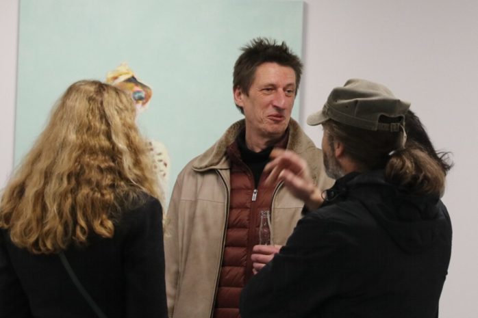 Tjark Ihmels in seiner Ausstellung "Ich bin mein eigener Feiertag". Foto: L-IZ.de