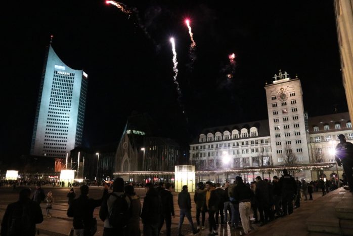 Vor der Oper Party und Ballerei. Foto: L-IZ.de