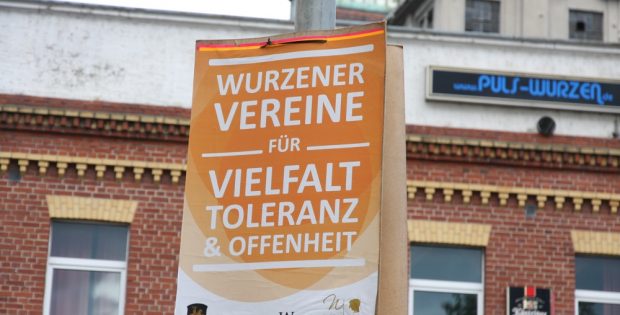 Ein Schild vom 02.09.2017: Wurzener Vereine gegen Rassismus in der 16.000-Einwohnerstadt. Foto: L-IZ.de