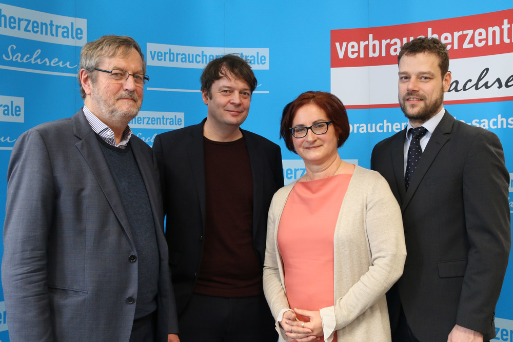Bündnis gegen Wucher: Prof. Udo Reifner (IFF), Michael Knobloch (VZ Hamburg), Andrea Heyer (VZ Sachsen) und Dr. Dirk Ulbricht (IFF). Foto: VZS