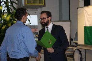 Justizminister Gemkow übergibt Abschlusszeugnisse. Foto: SMJus