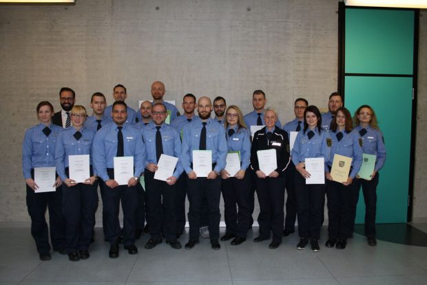 Justizminister Gemkow mit den Absolventen der Ausbildung im allgemeinen Justizvollzugsdienst. Foto: SMJus