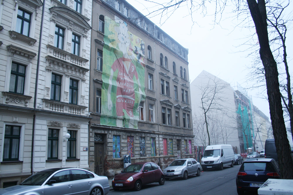 Unsaniert: Ludwigstraße 48 und 46. Eingerüstet im Hintergrund: das richtige Kindheitshaus von Lene Voigt, die Nr. 40. Foto: Ralf Julke