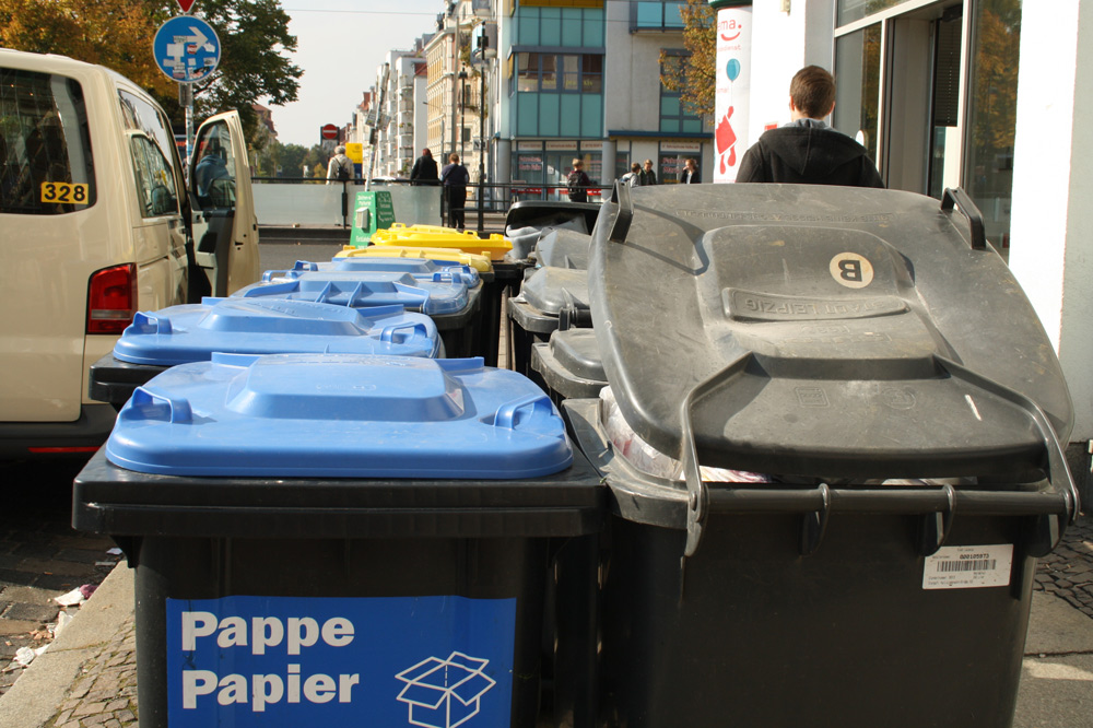 Immer wieder rappelvoll: Leipziger Mülltonnen. Foto: Ralf Julke