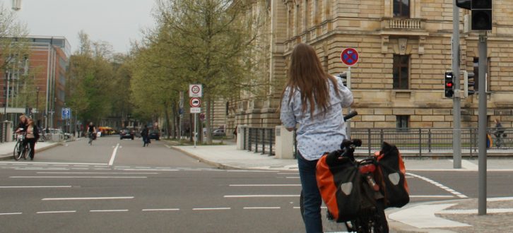 Radfahrerin auf dem Weg in die Beethovenstraße. Foto: Ralf Julke