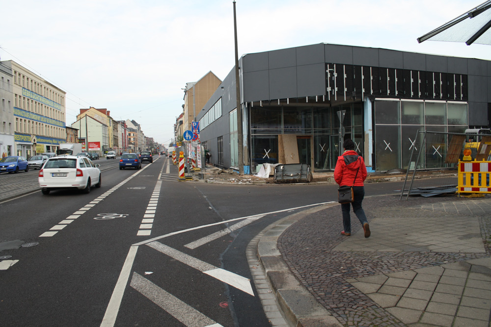 Sah schon während des Baus hässlich aus: der Rewe-Markt in der Georg-Schumann-Straße. Archivfoto: Ralf Julke