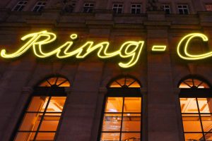 Neue Leucht-Reklame fürs Ring-Café. Foto: LWB, Waltraud Grubitzsch